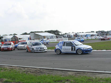 Thue Kristensen er kommet foran Ole Eberhard, Morten Olsen og polesitter Poul Henning Pedersen (hvid bil).